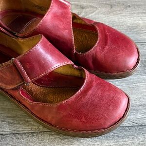 Born Women's Cherry Red Leather Flats